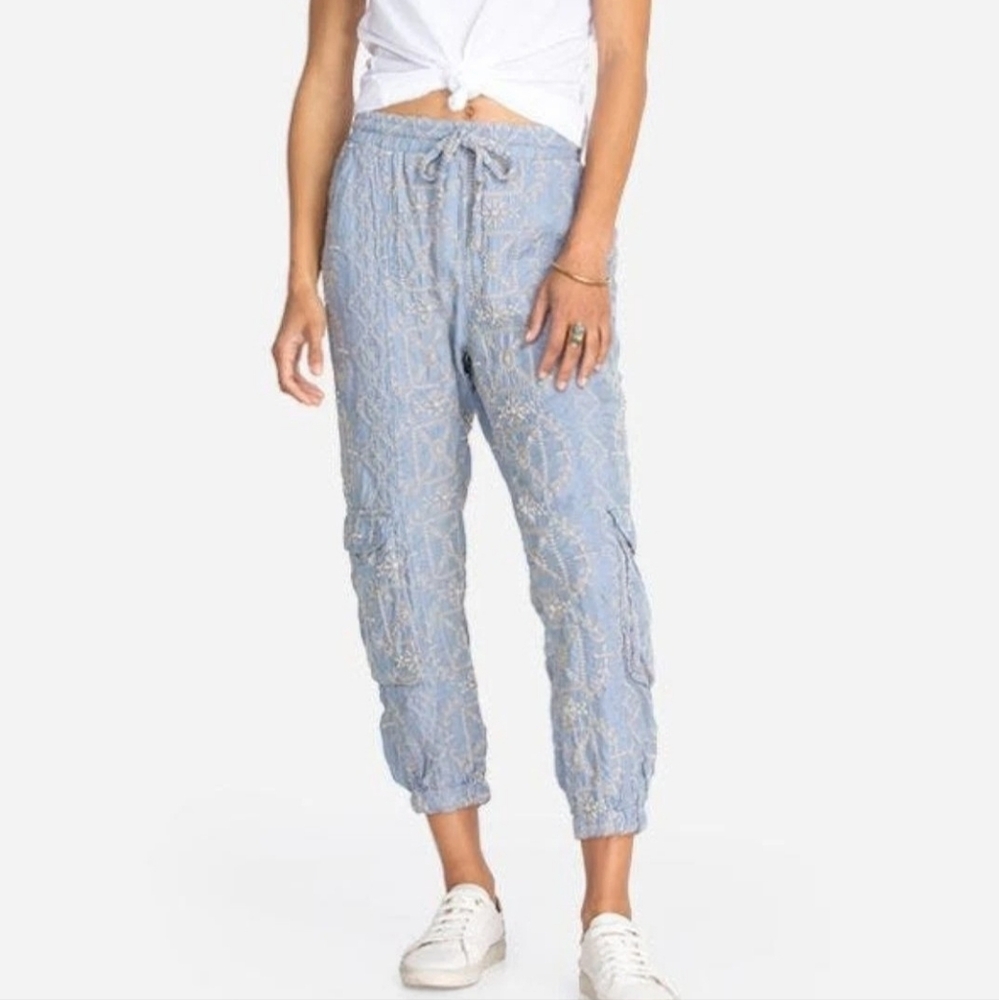 NWT Johnny Was Peaches All Over Embroidered Pant in Fog, Sz Medium